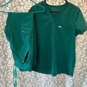 Figs Women's Scrub Set